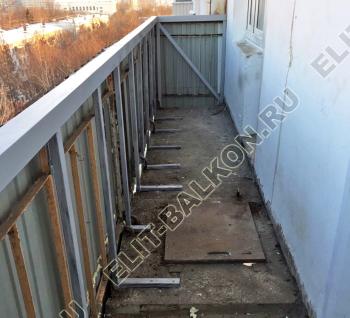 Парапет был укреплен металлом, чтобы было возможно поставить на него остекление ПВХ.