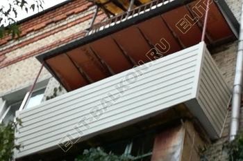 Мы укрепили балкон, смонтировали крышу, сделали внешнюю отделку. Если владелец захочет, то вполне теперь сможет остеклить его.