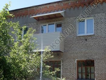 Укрепили балкон, смонтировали крышу, сделали внешнюю отделку. Теперь он готов к остеклению.