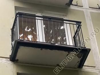 По периметру балконной плиты установлены оцинкованные отливы.