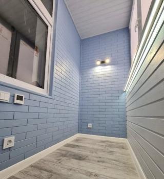 Отделка балкона деревянной вагонкой под кирпич