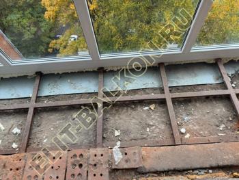 Москва, ул. Марии Ульяновой д. 12 Работы: остекление  п-образного балкона в старом доме на последнем этаже. Выполненные работы: Установка крыши из профнастила с металлическим каркасом, полутеплое раздвижное остекление, укрепление плиты с вынос по плите.