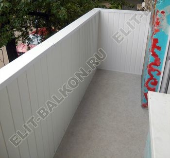 Укрепили балкон, смонтировали крышу, сделали внешнюю и внутреннюю отделку. Задача была оформить балкон для его открытого использования.