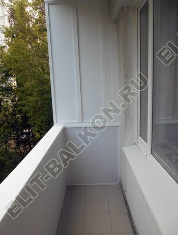 Укрепили балкон, смонтировали крышу, сделали внешнюю и внутреннюю отделку. Задача была оформить балкон для его открытого использования.