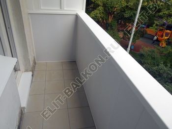 Укрепили балкон, смонтировали крышу, сделали внешнюю и внутреннюю отделку. Задача была оформить балкон для его открытого использования.