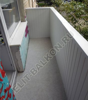 Укрепили балкон, смонтировали крышу, сделали внешнюю и внутреннюю отделку. Задача была оформить балкон для его открытого использования.